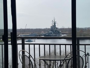 Outdoor dining - Water Street Retreat 04 (Wilmington)