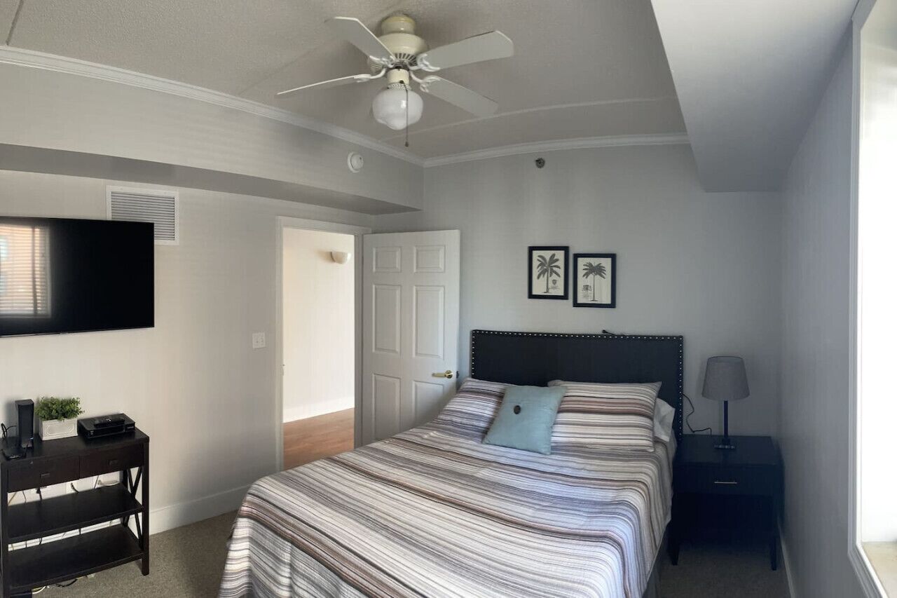 1 chambre, fer et planche à repasser, lit de bébé portatif