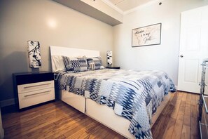 1 bedroom, desk, iron/ironing board, travel crib - Water Street Retreat 08 (Wilmington)