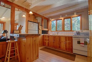 Huis, meerdere bedden (Walk to GarWoods and beach from Peek-) | Privékeuken | Een koelkast, een magnetron, een kookplaat