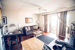 Smart TV, books - Water St. Retreats 03 Historic riverfront paradise (Wilmington)