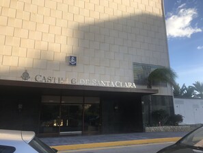 L’extérieur d’un hôtel appelé « CASILLO DE SANTA CLARA », avec une façade recouverte de carreaux et une entrée bien visible.