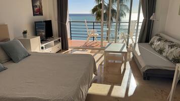 Caja fuerte, tabla de planchar con plancha, wifi gratis y ropa de cama