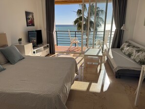 Een kluis op de kamer, een strijkplank/strijkijzer, gratis wifi