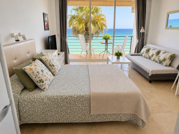 In-room safe, iron/ironing board, WiFi (free), bed sheets