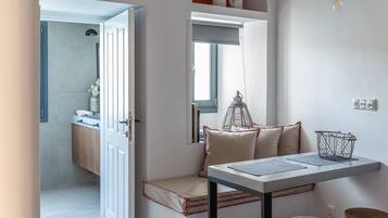 Suite Superior, vista mare (Leukothea) | Soggiorno | TV LED 37 pollici con canali digitali, TV, libri