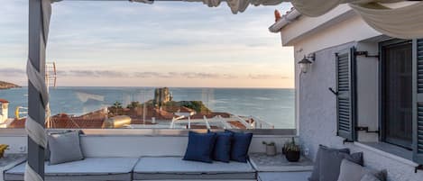 Suite superior, vista parcial al mar (Odysseus) | Terraza o patio