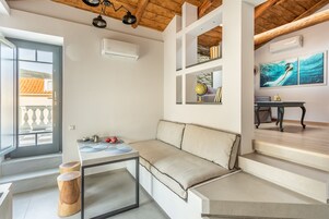 Superior Suite, Partial Sea View (Odysseus) | Living area | 37-inch LED TV with digital channels, TV, books