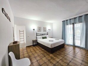 6 bedrooms, in-room safe, iron/ironing board, travel crib - NICE VILLA WITH POOL IN SAN ANTONIO - IBIZA (Sant Antoni de Portmany)