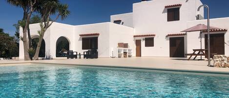 Una piscina al aire libre