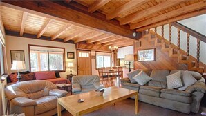 Ferienhaus, Mehrere Betten (Forest Views from Hot Tub! #158) | Wohnzimmer | Fernseher, Kamin, DVD-Player, Pay-TV