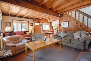Maison, Plusieurs lits (Forest Views from Hot Tub! #158) | Salle de séjour | Téléviseur, foyer, lecteur de DVD, films payants