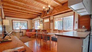 Ferienhaus, Mehrere Betten (Forest Views from Hot Tub! #158) | Eigene Küche | Wasserkocher mit Kaffee-/Teezubehör, Kühlschrank, Mikrowelle, Herdplatte