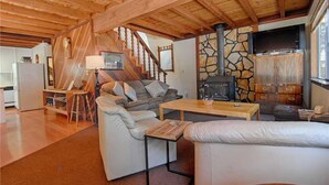 Ferienhaus, Mehrere Betten (Forest Views from Hot Tub! #158) | Wohnzimmer | Fernseher, Kamin, DVD-Player, Pay-TV