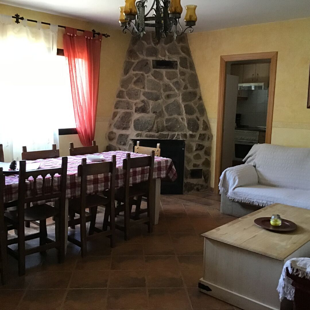 Televisie, een open haard en een dvd-speler