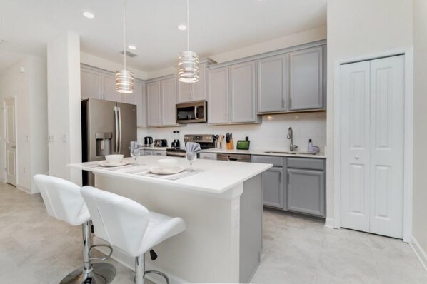 Private kitchen - Gorgeous Championsgate 3 Bedroom Town House (Davenport)