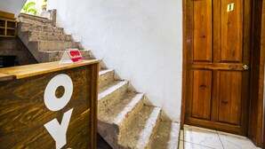 Un escalier avec une rampe en bois et une pancarte portant le numéro 1.