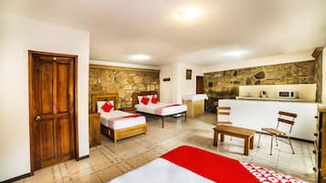 Habitación triple familiar, microondas, planta baja | Ropa de cama hipoalergénica, wifi gratis y ropa de cama