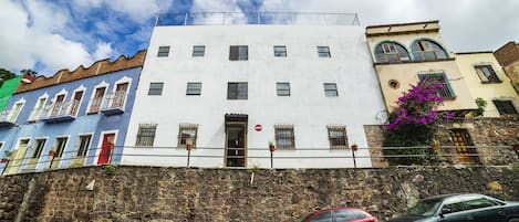 Fachada de la propiedad