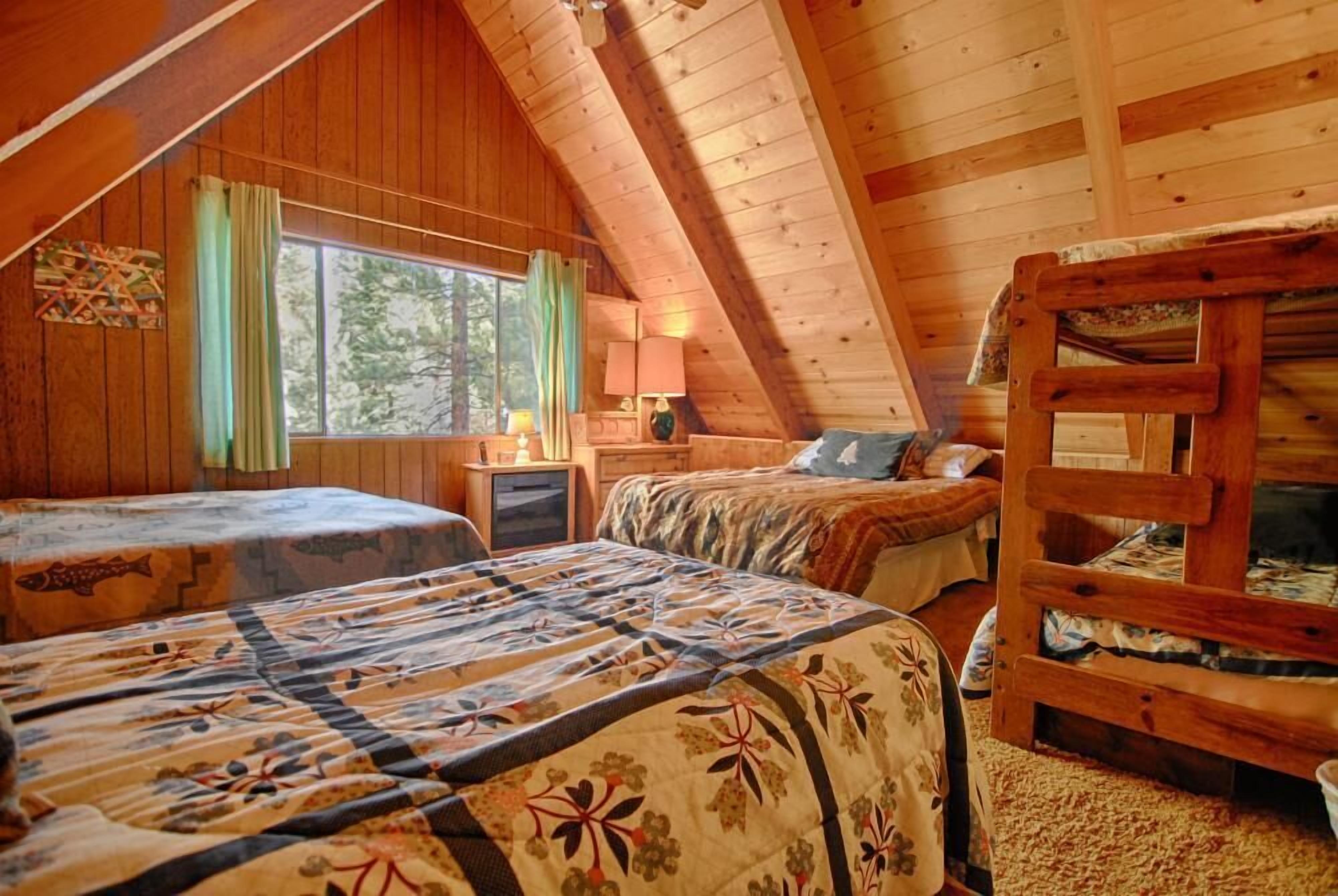 Nhà, nhiều giường (Classic Tahoe Bunkhouse Style Cabin #) | 3 phòng ngủ, bộ đồ giường cao cấp, truy cập Internet không dây 