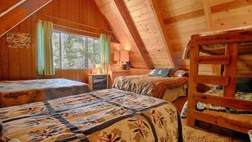 Nhà, nhiều giường (Classic Tahoe Bunkhouse Style Cabin #) | 3 phòng ngủ, bộ đồ giường cao cấp, truy cập Internet không dây
