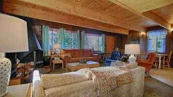 House, Berbilang Katil (Classic Tahoe Bunkhouse Style Cabin #) | Ruang tamu | TV skrin rata, pendiangan, pemain DVD