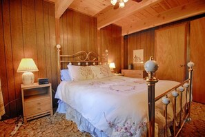 House, Multiple Beds (Classic Tahoe Bunkhouse Style Cabin #)