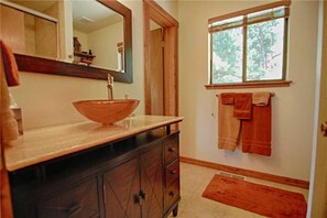 House, Multiple Beds (Commonwealth's Dream) | Bathroom