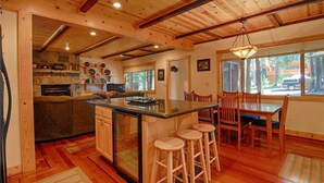 Rumah, Beberapa Tempat Tidur (Lazy Bear Lodge w/Huge Deck and Hot T) | Dapur pribadi