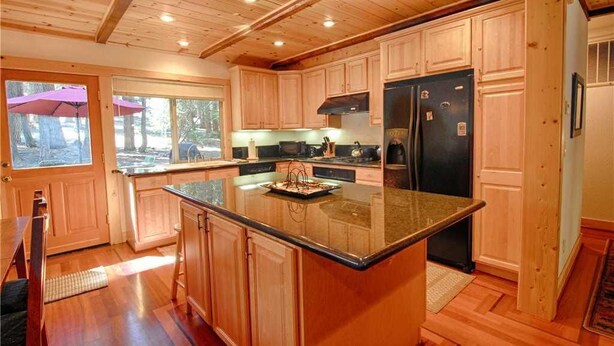 Rumah, Beberapa Tempat Tidur (Lazy Bear Lodge w/Huge Deck and Hot T) | Dapur pribadi