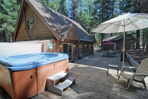 Talo, useita sänkyjä (Lazy Bear Lodge w/Huge Deck and Hot T) | Uima-allas