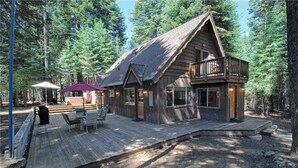 Rumah, Beberapa Tempat Tidur (Lazy Bear Lodge w/Huge Deck and Hot T) | Eksterior