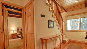 Rumah, Beberapa Tempat Tidur (Lazy Bear Lodge w/Huge Deck and Hot T)