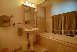 Talo, useita sänkyjä (Lazy Bear Lodge w/Huge Deck and Hot T) | Kylpyhuone