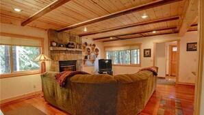Rumah, Beberapa Tempat Tidur (Lazy Bear Lodge w/Huge Deck and Hot T) | Ruang keluarga