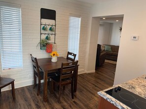 Dining - blue sky cottage!!!! (Bethany)