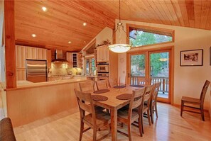 House, Multiple Beds (Beautiful Mountain Estate with Fantas) | Private kitchen