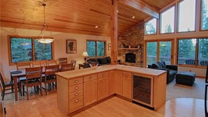 Maison, plusieurs lits (Beautiful Mountain Estate with Fantas) | Cuisine privée | Cafetière/bouilloire, réfrigérateur, micro-ondes, plaque de cuisson