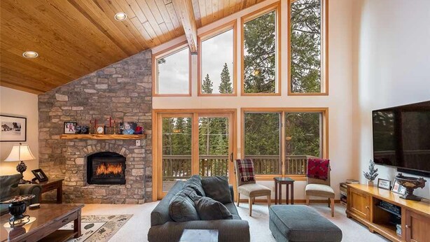 Maison, plusieurs lits (Beautiful Mountain Estate with Fantas) | Salle de séjour | Télévision, cheminée, lecteur de DVD