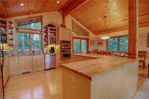 House, Multiple Beds (Beautiful Mountain Estate with Fantas) | Private kitchen