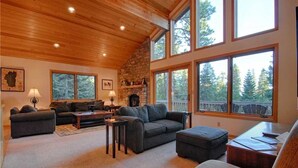 Maison, plusieurs lits (Beautiful Mountain Estate with Fantas) | Salle de séjour | Télévision, cheminée, lecteur de DVD