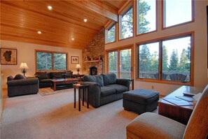 House, Multiple Beds (Beautiful Mountain Estate with Fantas) | Living room
