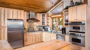 Maison, plusieurs lits (Beautiful Mountain Estate with Fantas) | Cuisine privée | Cafetière/bouilloire, réfrigérateur, micro-ondes, plaque de cuisson