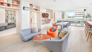 Petit déjeuner, déjeuner et dîner servis sur place