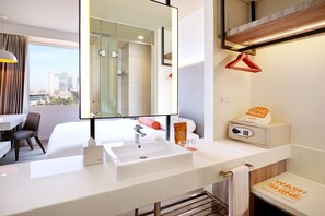 Quarto (HARRIS) | Roupas de cama premium, frigobar, cofres nos quartos, escrivaninha