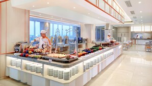 Ein reichhaltiges Buffet mit mehreren Speisebereichen und modernem, stilvollem Ambiente.