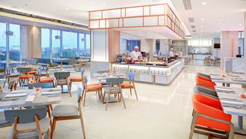 Se ofrece un desayuno bufé (172000 IDR por persona)