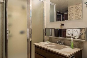 Appartement, Plusieurs lits (Sauna and Pool Table in Unique Cabin!) | Salle de bain | Séchoir à cheveux