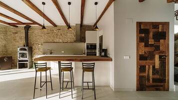 Geladeira, micro-ondas, fogão, cooktop