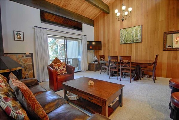 Condo, varias camas (The Rustic Nook (Condo)) | Sala de estar | Televisión, chimenea, reproductor de DVD y tenis de mesa